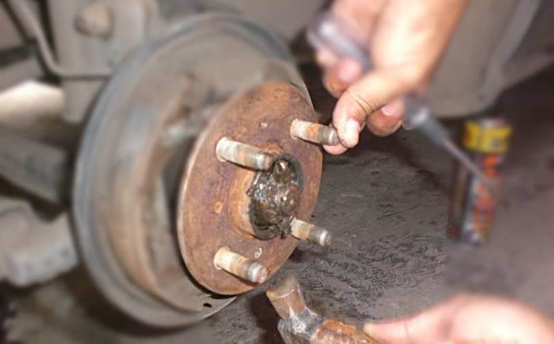 Cara Melepas Baut Kecil Yang Susah Dilepas. Tips Ampuh Membuka Baut Berkarat