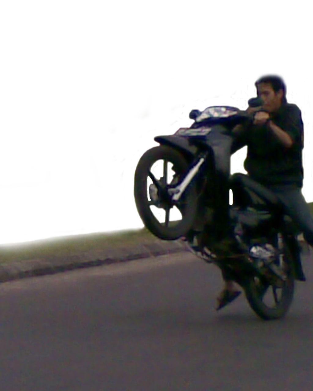 Cara Standing Motor Satria Fu. Cara standing motor versi aku (wheelie)