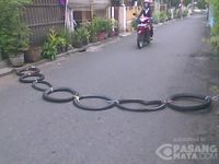 Polisi Tidur Dari Ban Bekas. Pasang Mata • Gunakan Ban Bekas Sebagai Polisi Tidur Di Jl