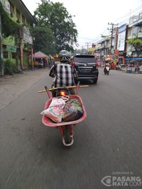 Gerobak Gandeng Motor. Pasang Mata • Motor Ini Nekat 'Gandeng' Gerobak Sorong Lewat Jln