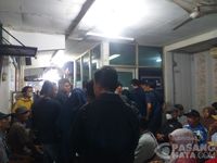 Samsat Kebon Nanas Perpanjang Sim. Pasang Mata • Antrian Foto Perpanjang SIM Membeludak Di
