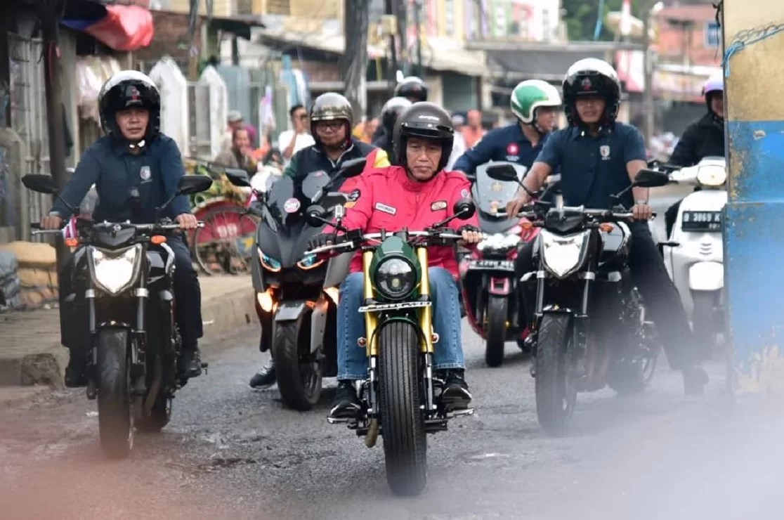 Cara Melepas Pet Helm Cargloss. Impor Helm Cargloss Dari China, Helm Pilihan Pak Jokowi