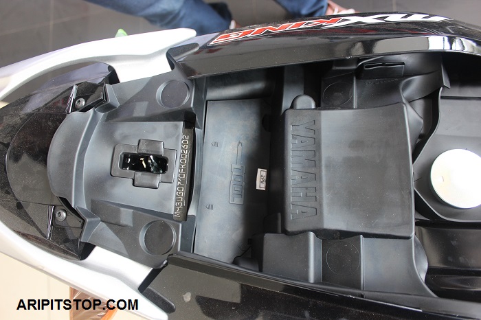 Bagasi Mx King. Jangan Harap Bisa Taruh Jas Hujan di Bagasi Jupiter MX150