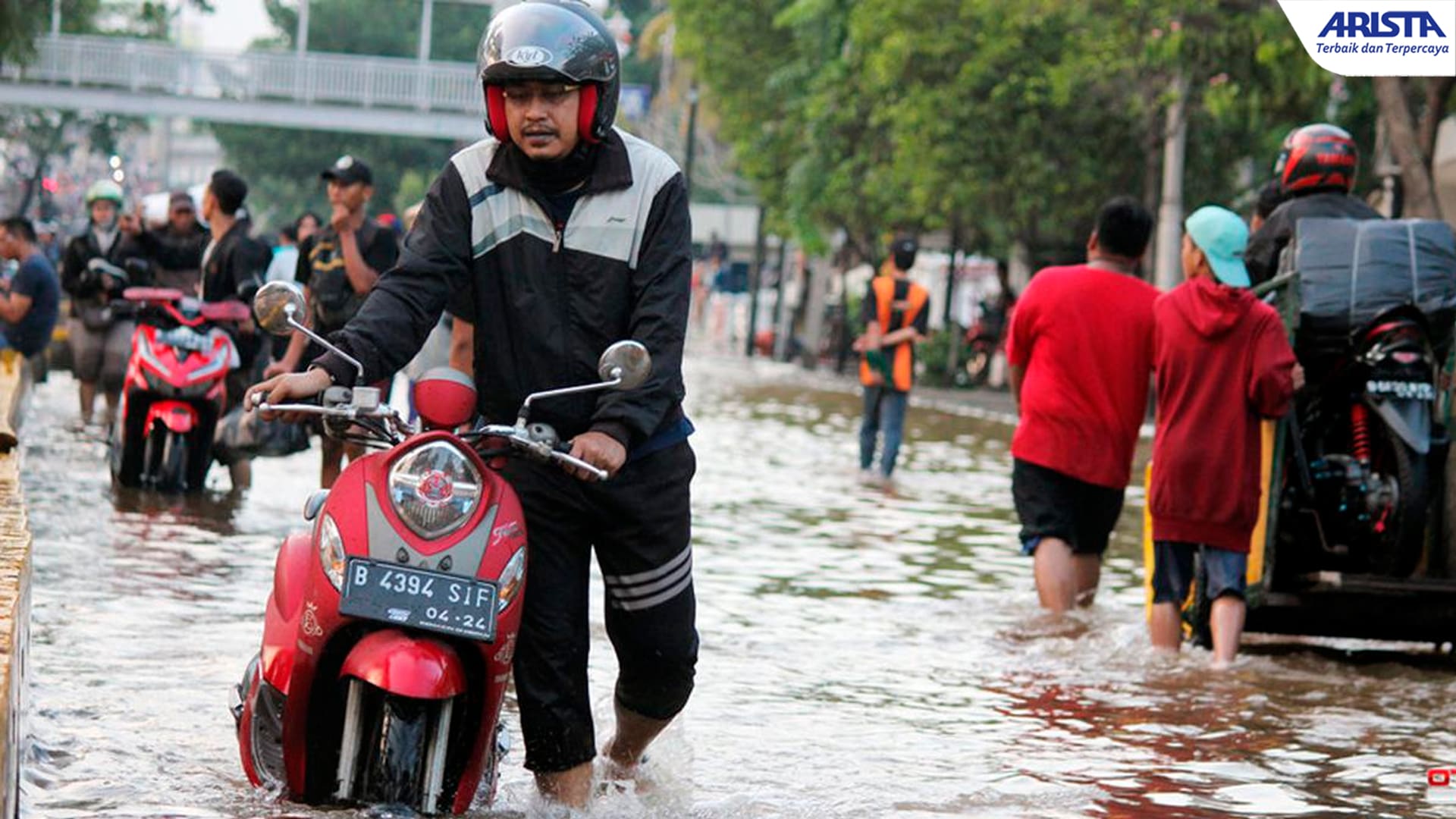 Cara Membersihkan Mesin Motor Kemasukan Air. 6 Langkah Atasi Mesin Motor Mati saat Menerabas Banjir