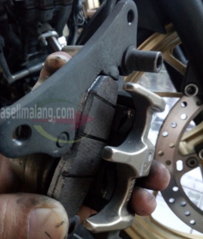 Ukuran Kunci Bintang Kaliper Yamaha Mio. Ganti sendiri kampas rem Honda New CB150R, cuma perlu 2 tools