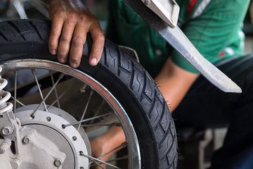 Penyebab Ban Motor Sering Bocor. Ban dalam Motor Sering Alami Bocor, Jangan Ragu Untuk Lembiru