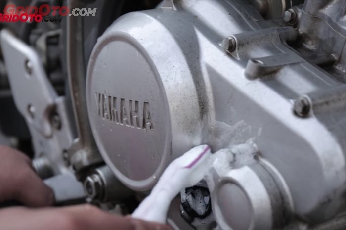 Kumpulan Cairan Pembersih Mesin Motor. Ajaib, Cairan ini Bisa untuk Bersihin Kotoran yang Ada di Mesin Motor!
