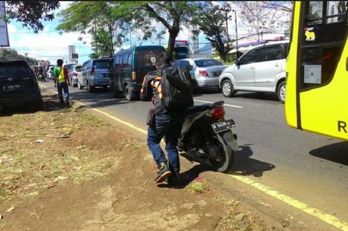 Motor Mogok Setelah Kehabisan Bensin. Bisa Rusak Kalau Salah Langkah, Ini yang Wajib Dilakukan Saat