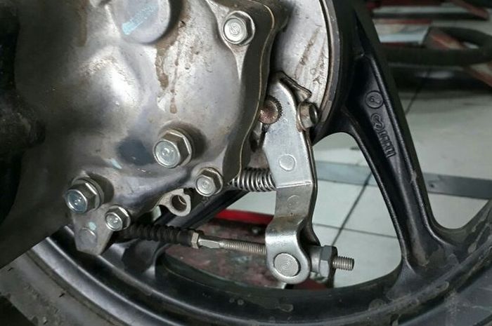 Cara Mengencangkan Rem Belakang Motor Matic. Biasanya Muncul Setelah Hujan, Begini Trik Menghilangkan Bunyi