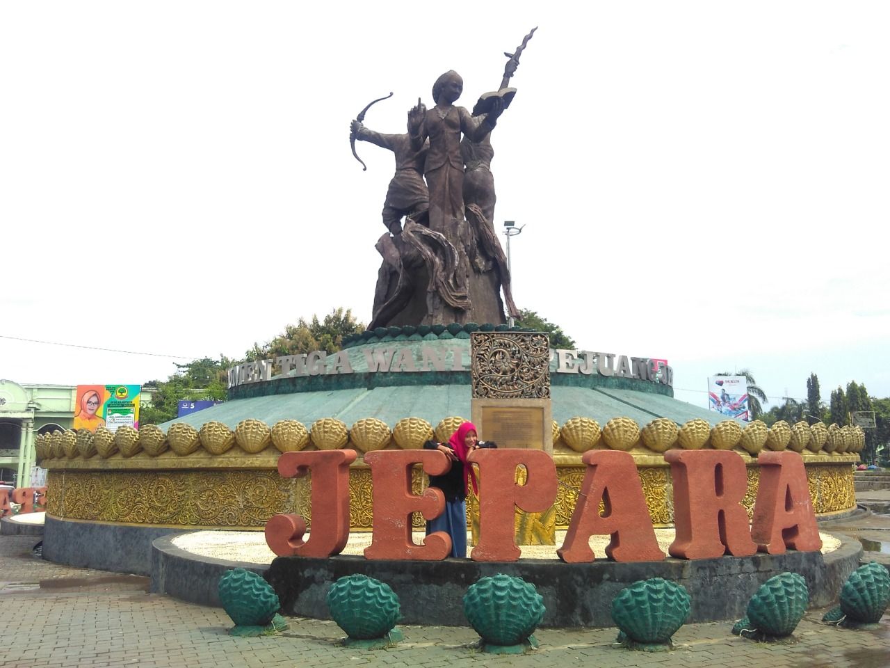 Patung 3 Putri Jepara. Filosofi Tugu Tiga Putri Jepara Halaman 1