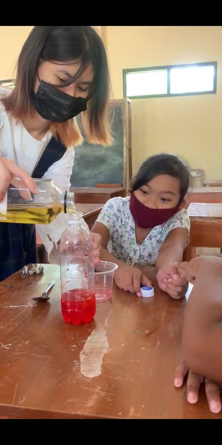 Membuat Lampu Sorot Sederhana. Serunya Membuat Lampu Lava Sederhana Bersama Siswa SD