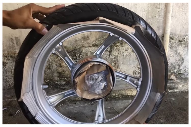 Cat Velg Motor Bandung. Tips Mengecat Velg Motor Tanpa Melepaskan Ban, Gunakan Kartu