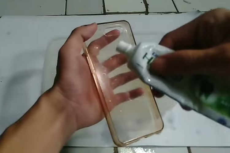 Cara Menghilangkan Noda Tinta Pada Casing Hp. Tips Membersihkan Cassing HP, dijamin Seperti Baru Lagi