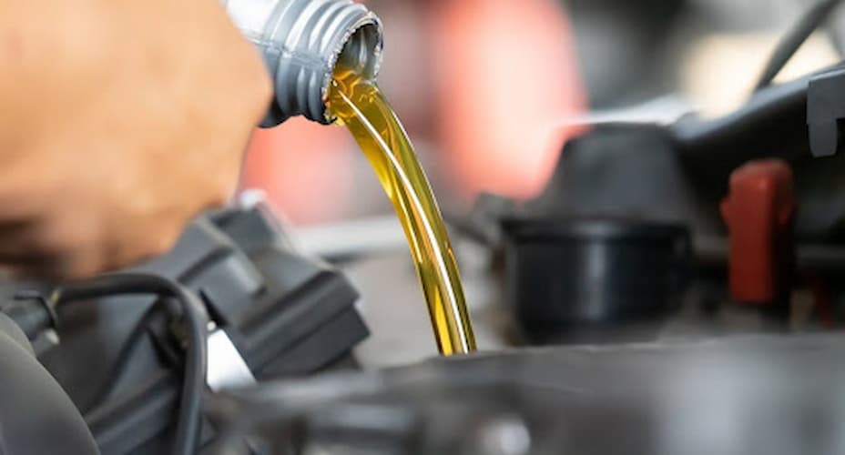 Oli Cepat Habis. 6 Penyebab Oli Mesin Mobil Cepat Habis