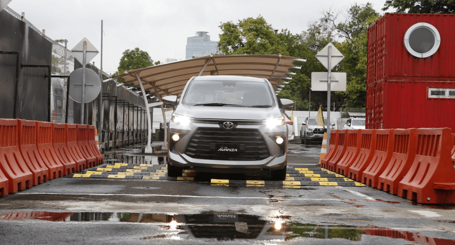 Nyetir Mobil Hujan Deras. 4 Tips Menyetir Mobil saat Hujan Deras