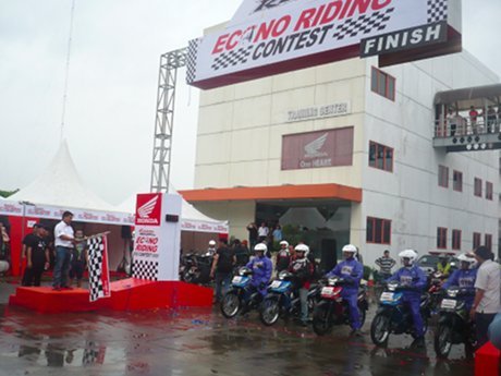 Berapa Konsumsi Bbm Honda Revo Fi. Konsumsi BBM Honda Revo Hampir 100 Km/Liter!