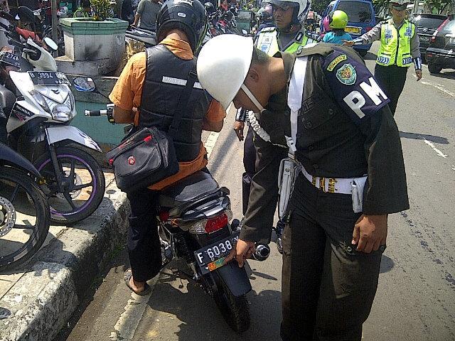 Stiker Tni Ad. Pasang Stiker TNI, Motor ini Diberhentikan Polisi Militer