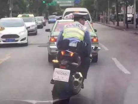 Helm Motor Ninja. Polisi di Tiongkok Naik Ninja H2 Tanpa Helm
