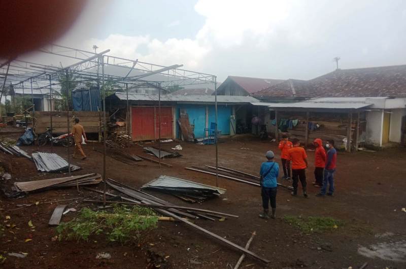 Foto Tenda Hajatan. Diterjang Puting Beliung, Tenda Hajatan Porak Poranda