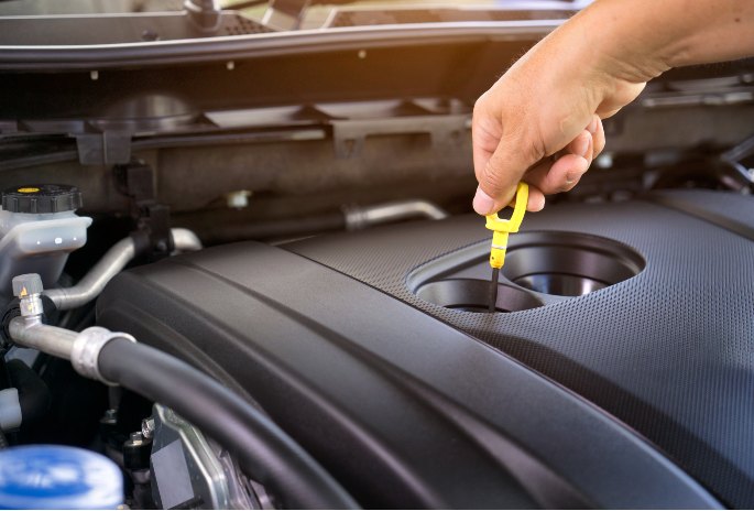 Cara Cek Oli Mobil. Cara Cek Oli Mobil Sendiri untuk Mobil Matic dan Manual