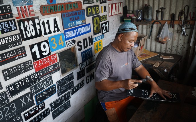 Cara Memasang Plat Nomor Mobil. Anti RIbet! Ini Cara Pasang Plat Nomor Mobil Sendiri