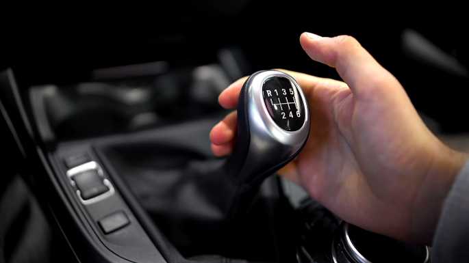 Pindah Gigi Bunyi Krek. Penyebab Bunyi Saat Ganti Gigi Mobil dan Cara Mengatasinya