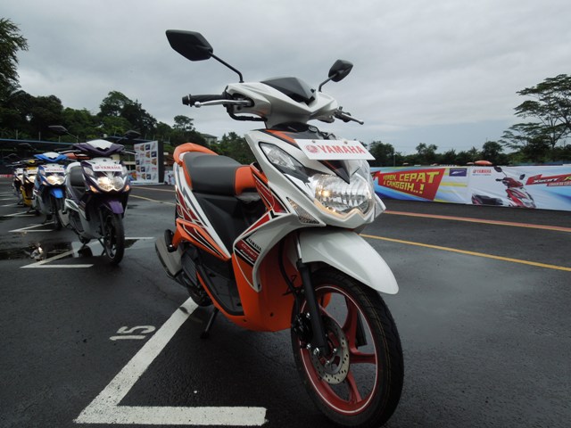 Vario Vs Xeon. Adu Skutik Honda Vario Techno 125 PGM-FI vs Yamaha New Xeon