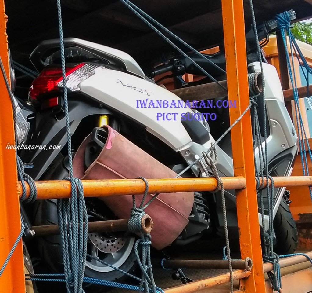 Velg Biru Metalik. Warna Baru Yamaha Nmax 155 2018, Pakai Velg Emas dan Shock