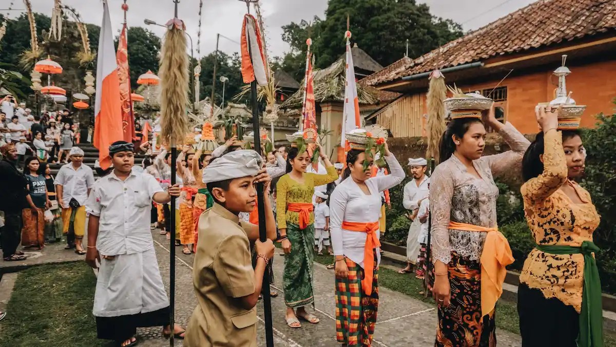 Cara Pakek Udeng. 5 Cara Memakai Baju Adat Bali yang Mudah dan Tepat!