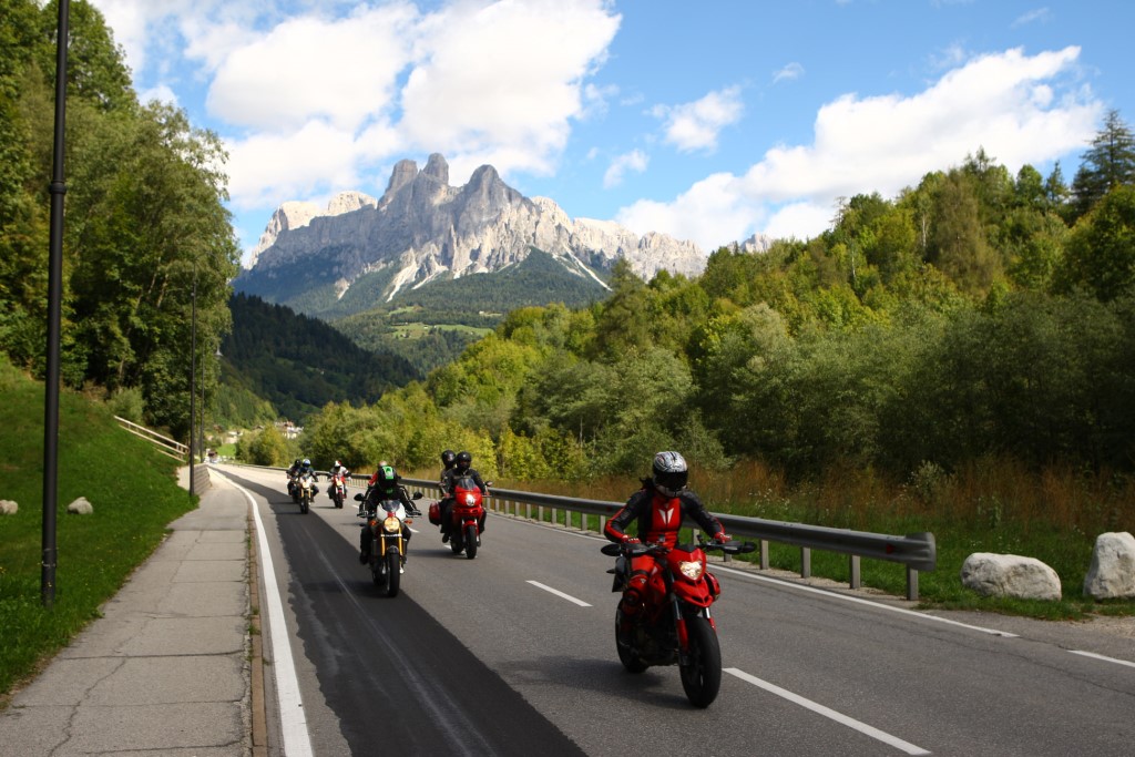 Perlengkapan Touring Motor. 10 Peralatan Wajib Anda Bawa Saat Touring Motor