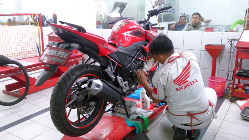 Gambar Motor Beat Di Bengkel. Berapa Biaya Reset Injeksi Sepeda Motor Honda?