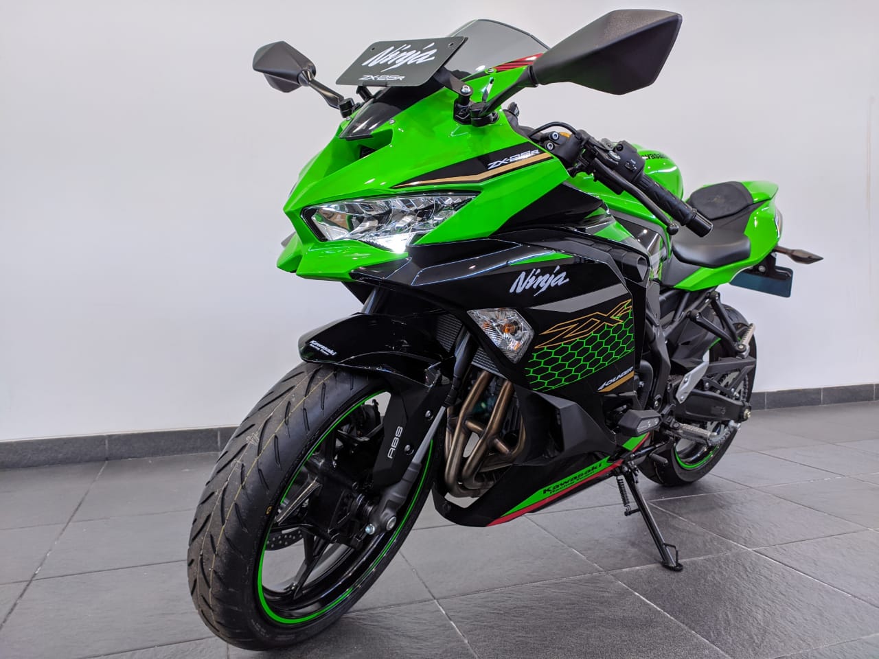 Harga Ninja 250 Fi 2020. Telisik Harga Kawasaki Ninja 2020: Banyak Pilihan, Harga Mulai Rp