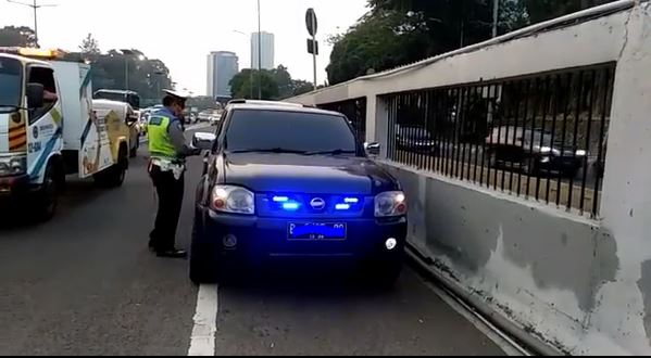 Cara Memasang Lampu Strobo Pada Motor. Masih Nekat Pasang Lampu Strobo di Mobil, Ini Hukumannya