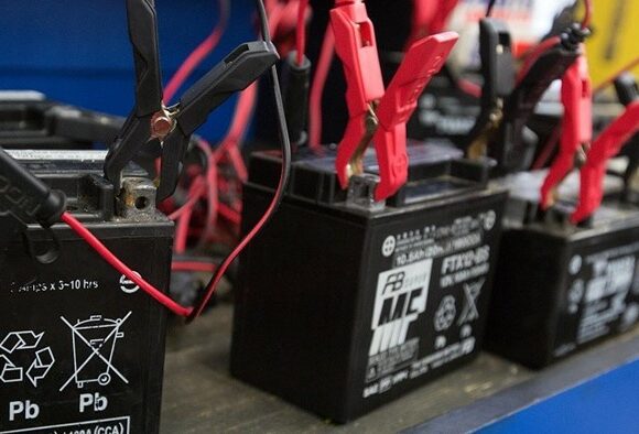 Aki Motor Berapa Ampere. 5 Cara Cas Aki Kering, Mudah dengan Charger yang Tepat