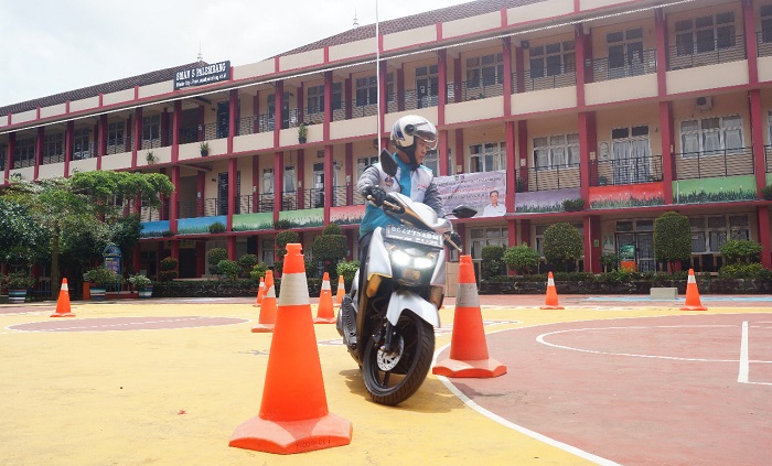 Cara Menyalakan Motor Beat. Jangan Asal Putar Gas, Ini Panduan Belajar Naik Sepeda Motor Matik