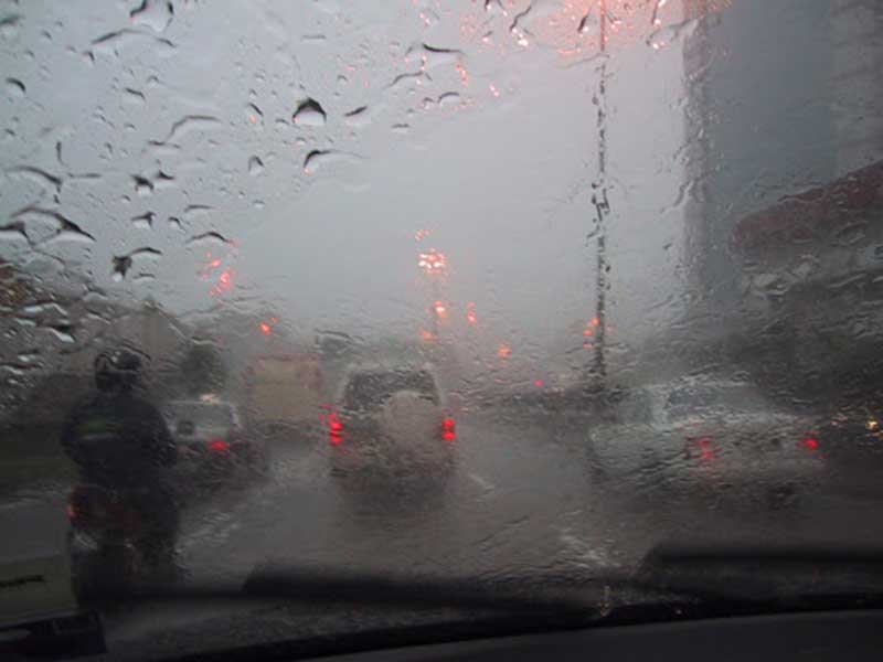 Nyetir Mobil Saat Hujan. Carro Tips: Cara Jitu Mengemudi Saat Hujan Lebat