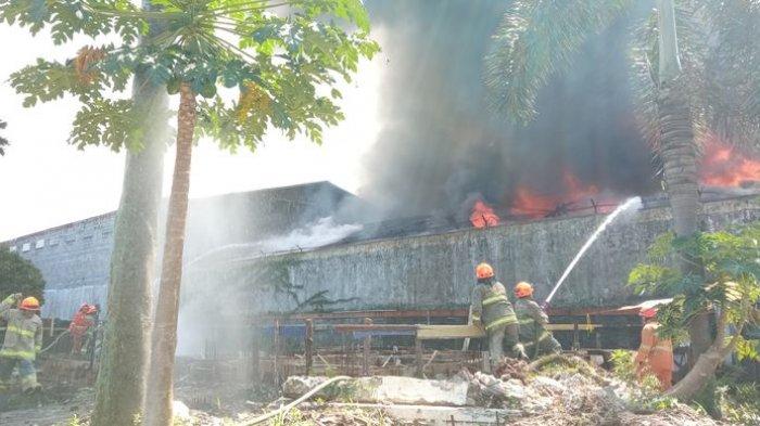 Ban Vespa Lx 125 Bandung. Kebakaran di Bandung, Petugas Harus Ditolong dengan Oksigen