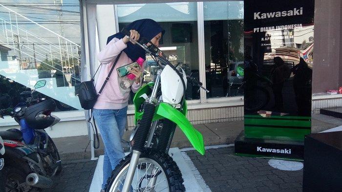 Harga Klx Makassar. Kawasaki KLX 230 R Resmi Hadir di Makassar, Intip Spesifikasi dan