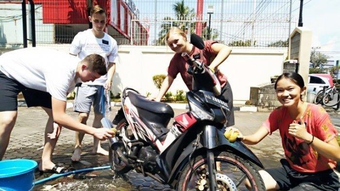 Cuci Motor Pakai Shampo Rambut. Cuci Motor Sendiri Bagusnya Pakai Sabun Cuci Piring atau Sampo