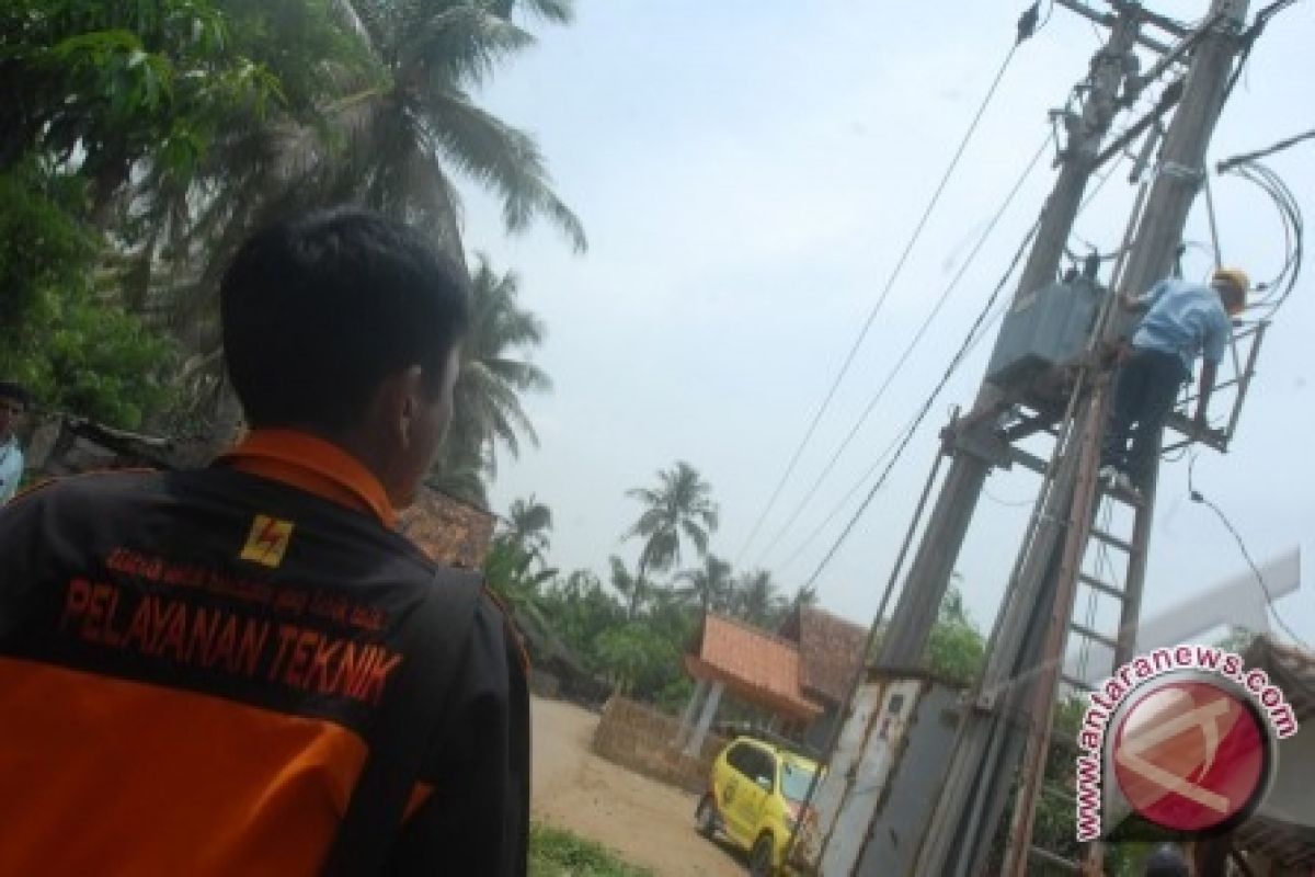 Tegangan Listrik Turun Lampu Redup. Pelanggan PLN Keluhkan Penurunan Tegangan Listrik