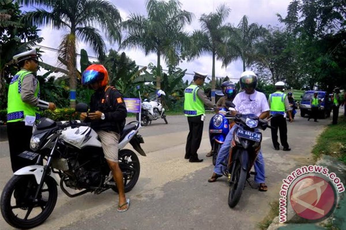 Plat Nomor Kendaraan Thailand. Nah! 2 Kendaraan Bernopol Thailand Melintas di Jalur Puncak