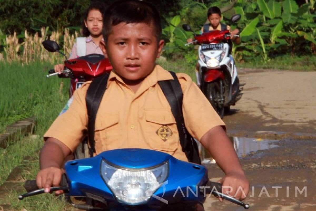 Anak Sd Naik Motor. Trenggalek Prihatinkan Anak SD-SMP Naik Motor ke Sekolah