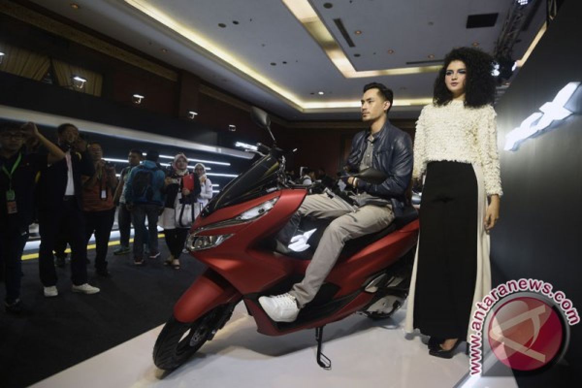 Honda Pcx Merah. Honda PCX merah dikembangkan khusus untuk konsumen
