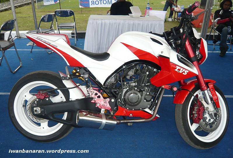 Tulisan Fighter Keren. Modifikasi TVS Apache ala Street-Fighter bike. Lumayan keren