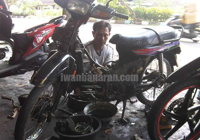 Bongkar Mesin Astrea Grand. Sejak 1997.....motor ini baru bongkar mesin. Ediannn