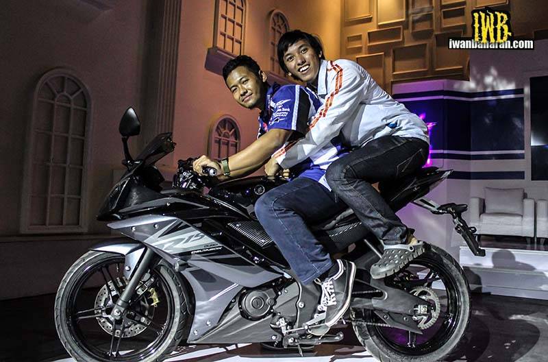 Ukuran Shock Depan R15. Terdeteksi ukuran shockbraker USD Yamaha R15 facelift.......hhmm