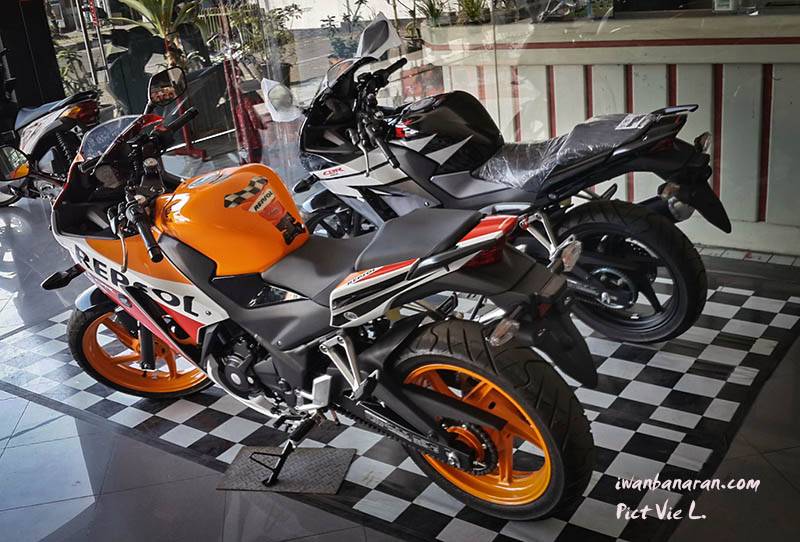 Cbr 150 Vs Cbr 250. Komparasi fisik CBR150R lokal vs CBR250R.......