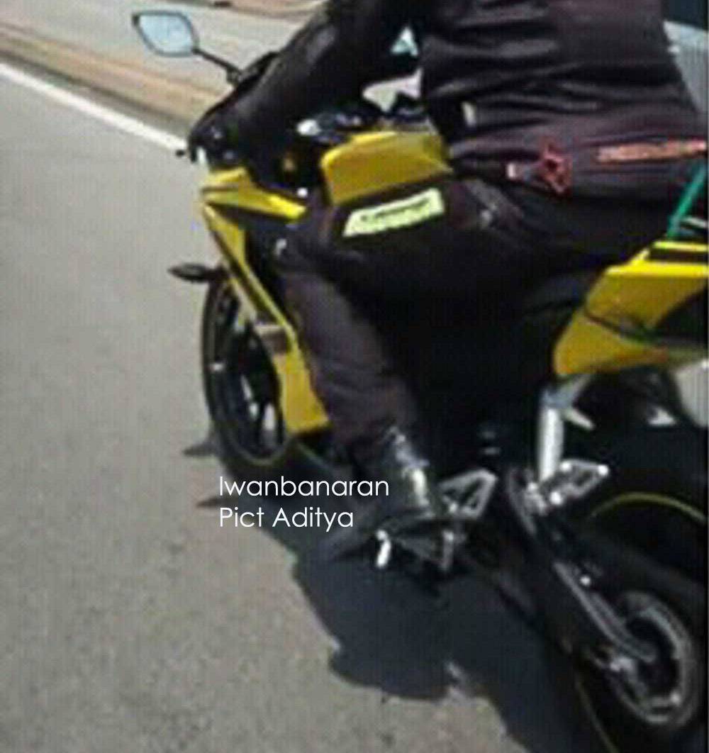 R15 Warna Kuning. Heboh....Yamaha new R15 warna kuning sudah ada dijalanan
