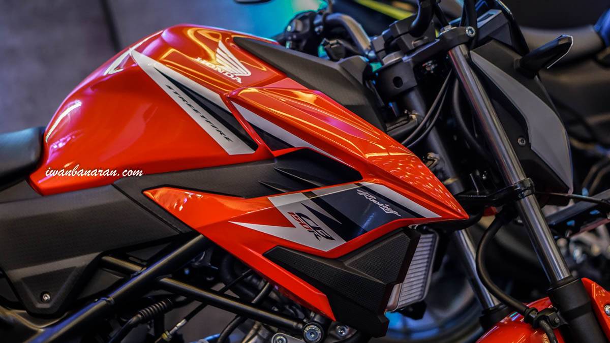 Perbedaan Cb150r V2 Dan V3. Mengganti body Honda CB150R versi 2 menjadi versi 3