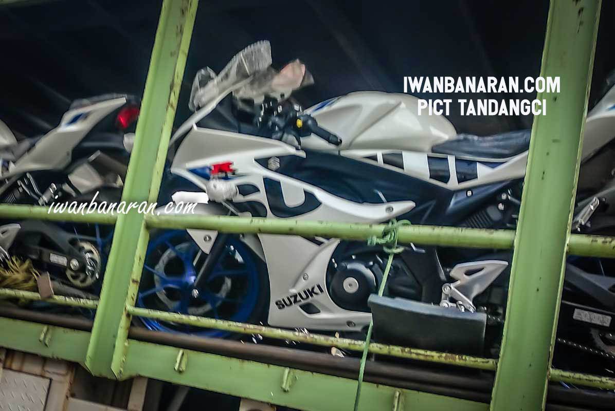 Gsx R150 Biru. Spyshot : Suzuki mulai distribusikan New GSX-R150 pelk biru